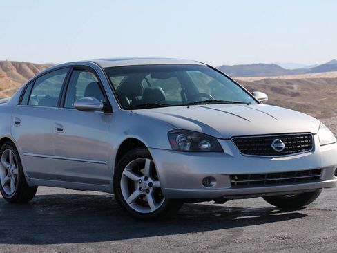 Used 2005 Nissan Altima 3.5 SE w/ (X02) Navigation Pkg FWD image 2