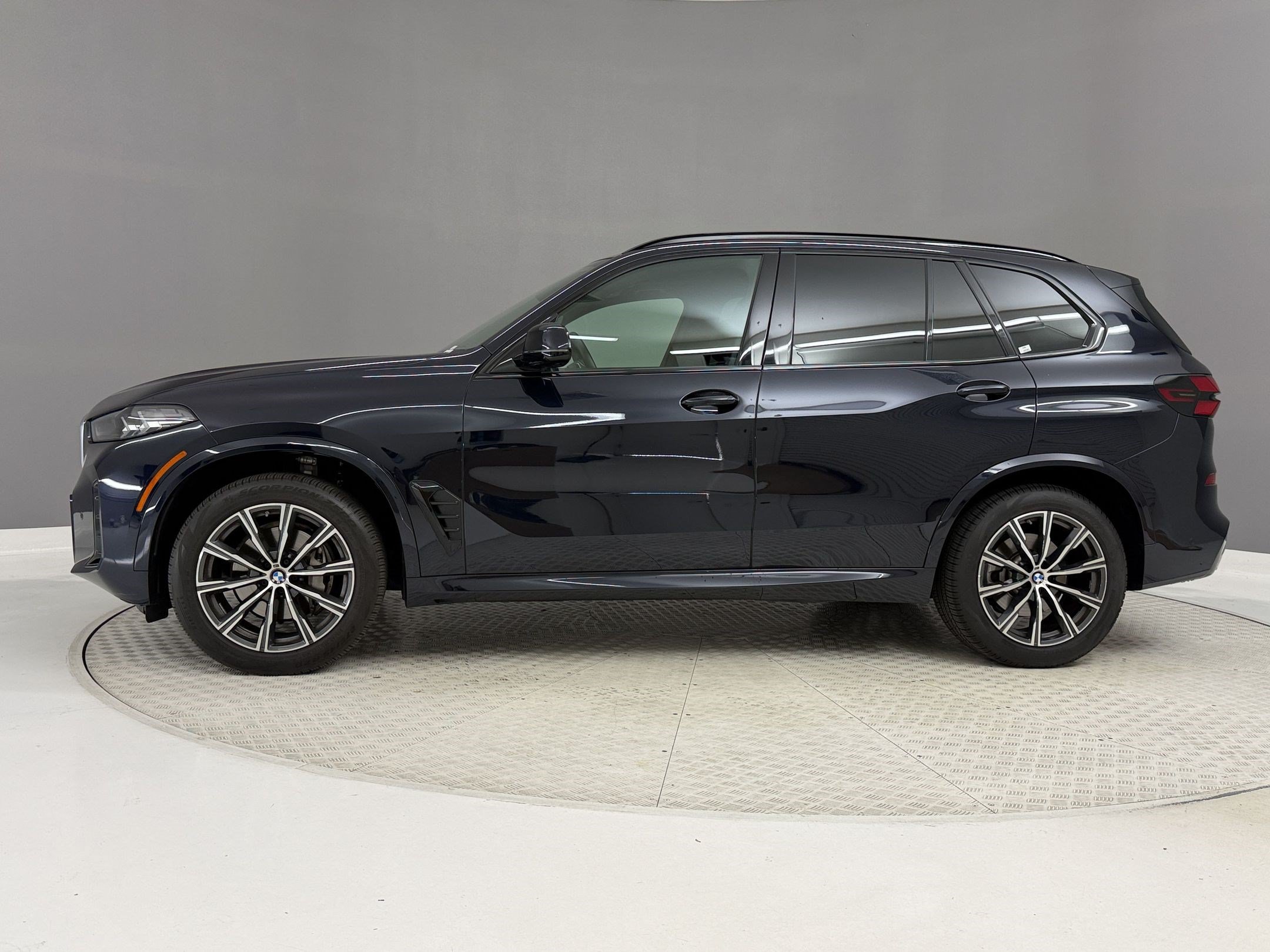 Used 2024 BMW X5 sDrive40i w/ M Sport Package RWD image 2