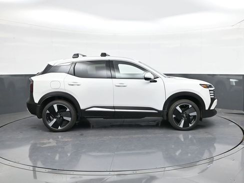 New 2025 Nissan Kicks SR FWD image 8