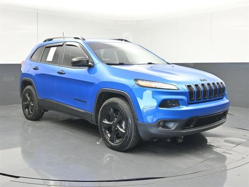 Used 2018 Jeep Cherokee Limited w/ Technology Group AWD/4WD image 3