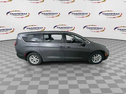 Used 2023 Chrysler Pacifica Touring-L FWD image 9