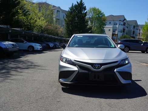 Used 2023 Toyota Camry SE image 2