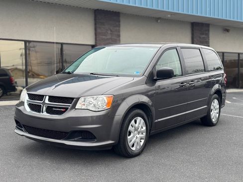 Used 2017 Dodge Grand Caravan SE FWD image 2