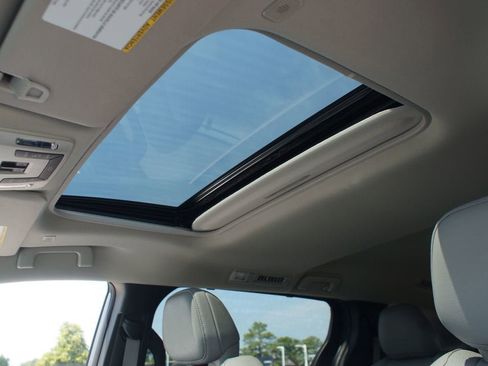 Used 2025 Toyota Sienna XLE w/ XLE Plus Package FWD image 6