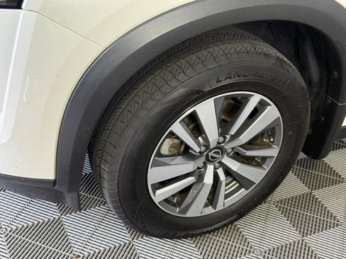 Used 2024 Nissan Pathfinder SL w/ Black Appearance Package FWD image 15