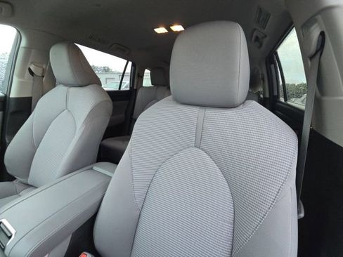 Used 2023 Toyota Highlander LE image 24