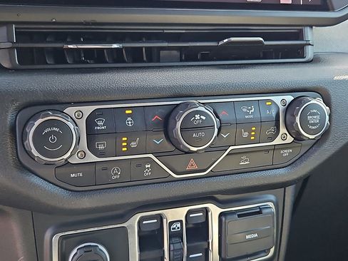 Used 2024 Jeep Wrangler Unlimited Sport AWD/4WD image 16