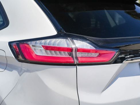 Used 2020 Ford Edge SE FWD image 9