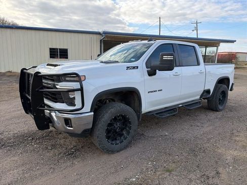 Used 2024 Chevrolet Silverado 2500 LT image 2