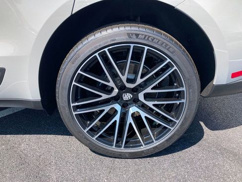 Used 2025 Porsche Macan AWD/4WD image 7