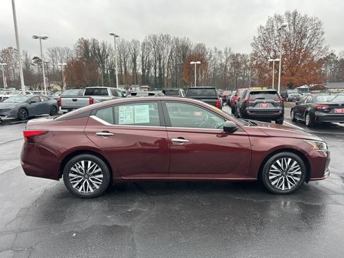 Used 2024 Nissan Altima 2.5 SV image 4