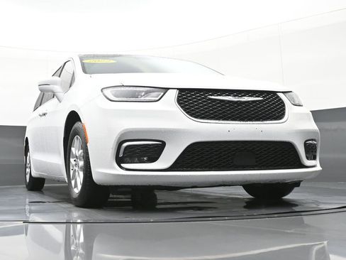 Used 2022 Chrysler Pacifica Touring-L image 42