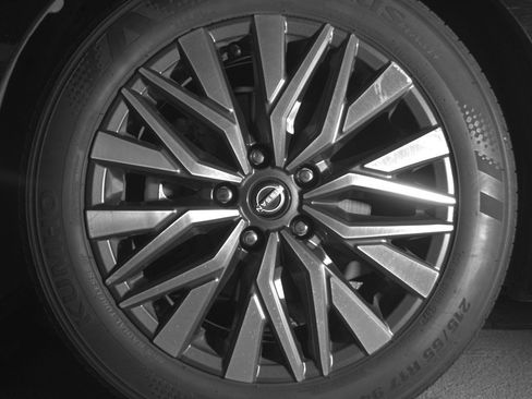 Used 2025 Nissan Altima 2.5 SV FWD image 12