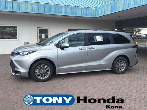 Used 2025 Toyota Sienna XLE image 1