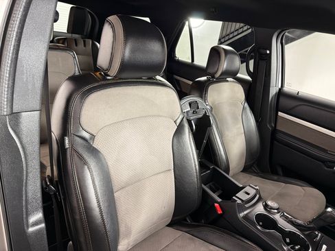 Used 2017 Ford Explorer XLT w/ Equipment Group 202A AWD/4WD image 23