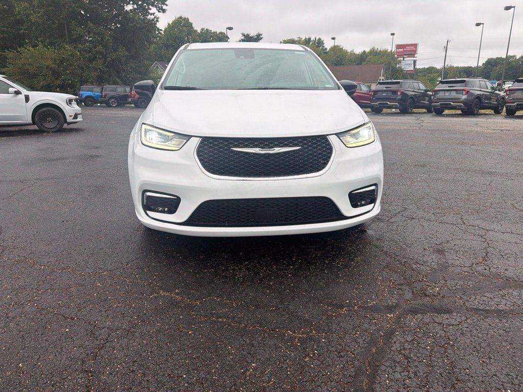 Used 2024 Chrysler Pacifica Touring-L FWD image 9