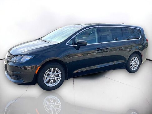 Used 2023 Chrysler Voyager LX FWD image 2