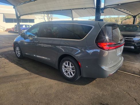 Used 2023 Chrysler Pacifica Touring-L image 11