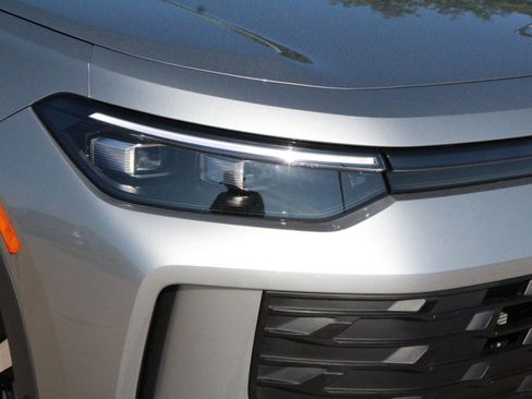 Certified 2025 Volkswagen Tiguan SE FWD image 3