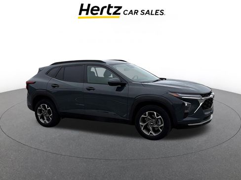 Used 2025 Chevrolet Trax LT image 1