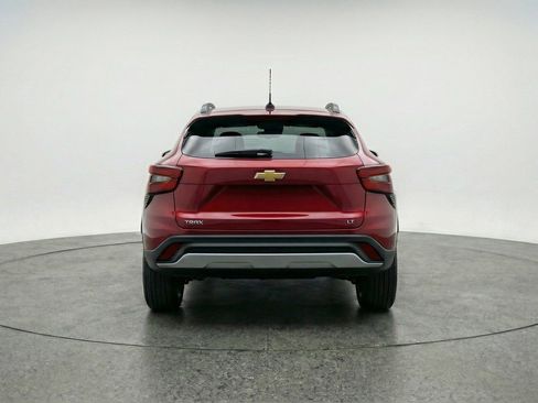 Used 2025 Chevrolet Trax LT FWD image 7