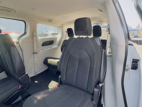 Used 2023 Chrysler Voyager LX image 15