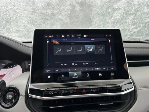 Used 2025 Jeep Compass Limited image 17