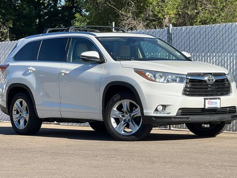 Used 2014 Toyota Highlander Limited Platinum FWD image 2