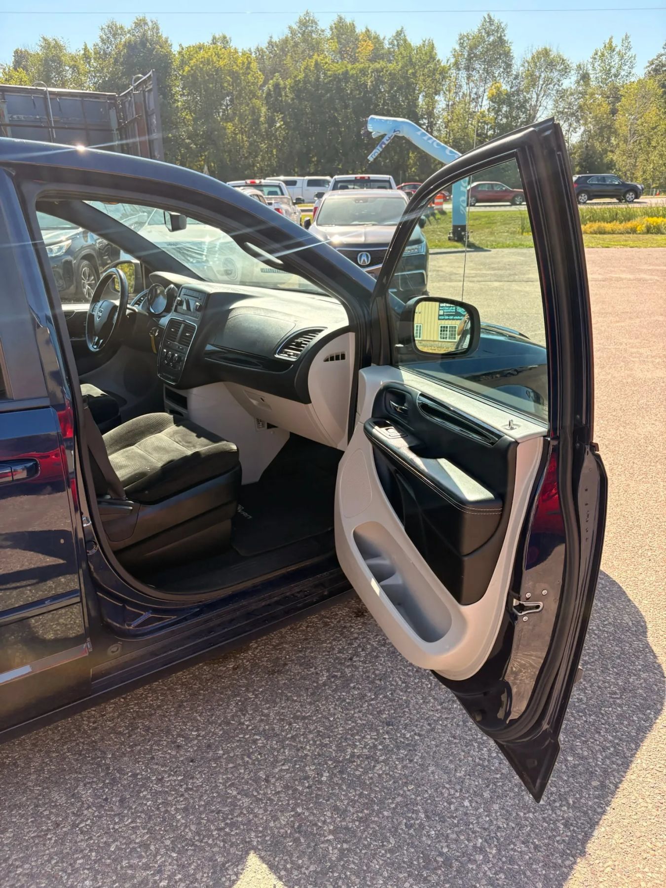 Used 2016 Dodge Grand Caravan SE FWD image 24