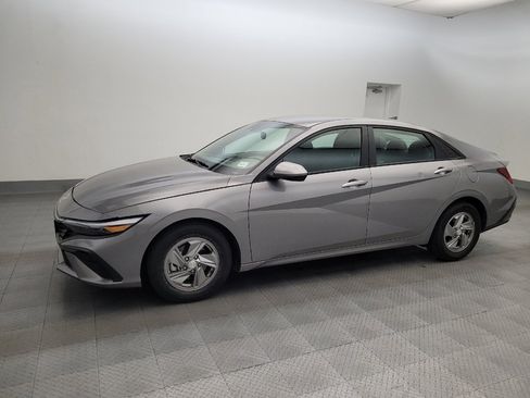 Used 2024 Hyundai Elantra SE FWD image 2