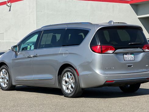 Used 2017 Chrysler Pacifica Limited w/ UConnect Theater Package FWD image 7