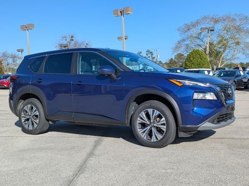 Used 2023 Nissan Rogue SV image 2