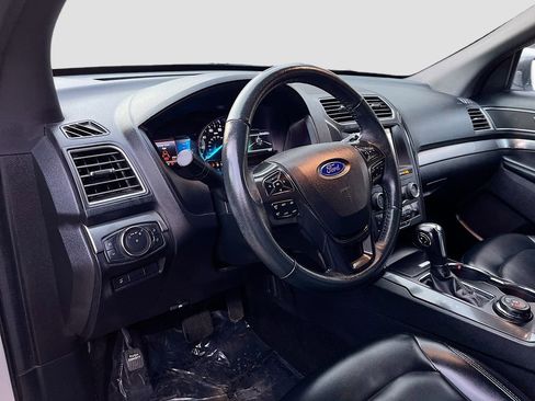 Used 2019 Ford Explorer XLT w/ Equipment Group 202A image 9