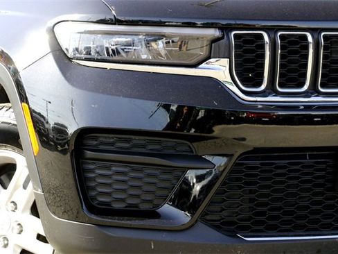 Used 2024 Jeep Grand Cherokee Laredo image 3