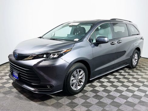 Certified 2025 Toyota Sienna XLE FWD image 3