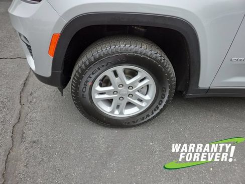Used 2024 Jeep Grand Cherokee Laredo w/ Luxury Tech Group I AWD/4WD image 18