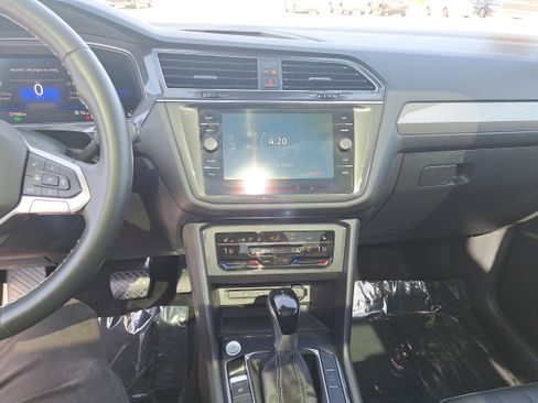 Used 2023 Volkswagen Tiguan SE w/ Panoramic Sunroof Package FWD image 19