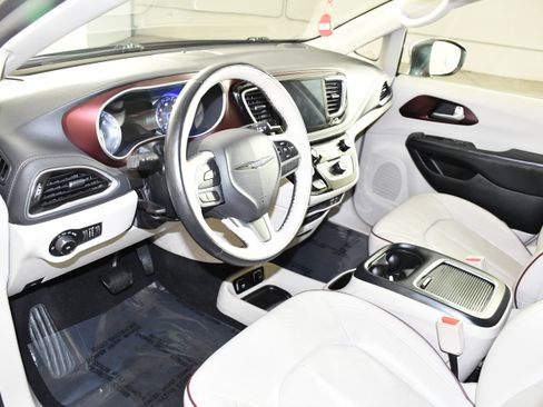 Used 2017 Chrysler Pacifica Limited FWD image 2
