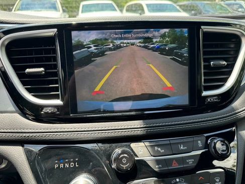 Used 2026 Chrysler Pacifica Limited FWD image 6