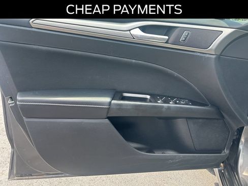 Used 2017 Ford Fusion SE w/ Fusion SE Technology Package FWD image 9