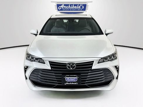 Used 2022 Toyota Avalon XLE w/ Moonroof Package FWD image 2