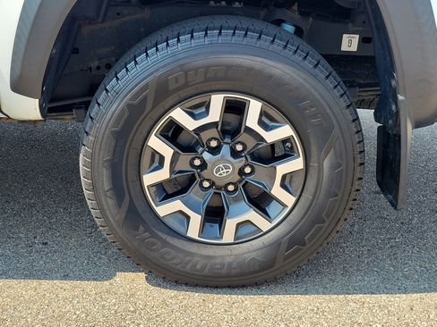 Used 2020 Toyota Tacoma TRD Off-Road w/ Technology Package AWD/4WD image 5