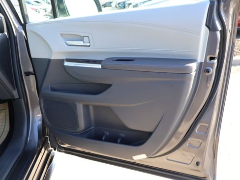 Used 2024 Toyota Sienna XLE image 9