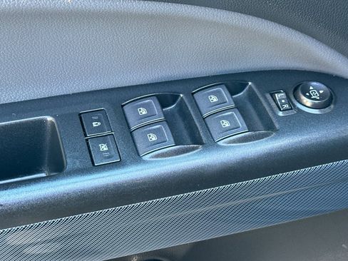 Used 2022 Chevrolet Colorado Z71 w/ Z71 Midnight Edition image 12