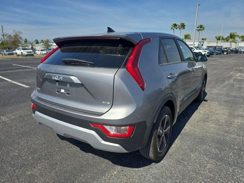 Used 2025 Kia Niro LX image 4