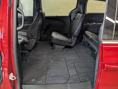 New 2027 Chrysler Pacifica Select AWD/4WD image 9