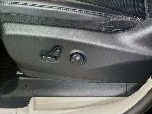 Used 2023 Chrysler Pacifica Touring-L image 23