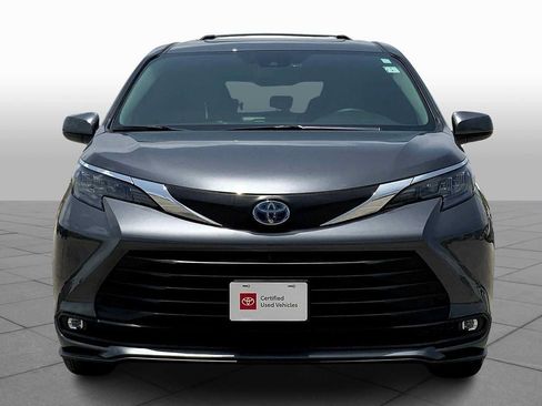 Used 2025 Toyota Sienna XLE FWD image 3