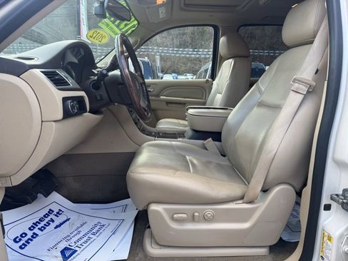 Used 2013 Cadillac Escalade Premium image 15