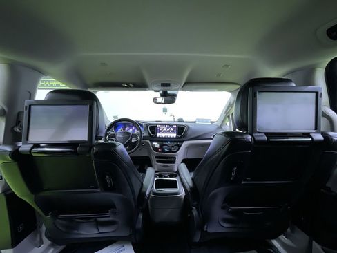 Used 2022 Chrysler Pacifica Touring-L w/ Uconnect Theater Family Group image 29